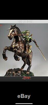Link on Epona Exclusive #69/500- First 4 Figures Rare Zelda statue