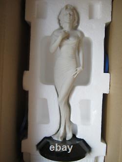 Marilyn Monroe figure REFLECTIONS Statue Brand New In Original Box Resin