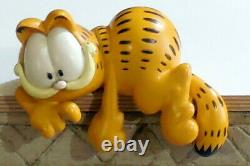 Vintage Statue Figure Resin Garfield Paws