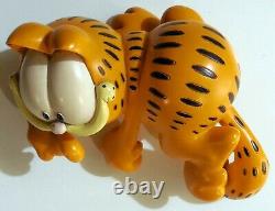 Vintage Statue Figure Resin Garfield Paws