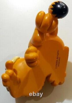 Vintage Statue Figure Resin Garfield Paws